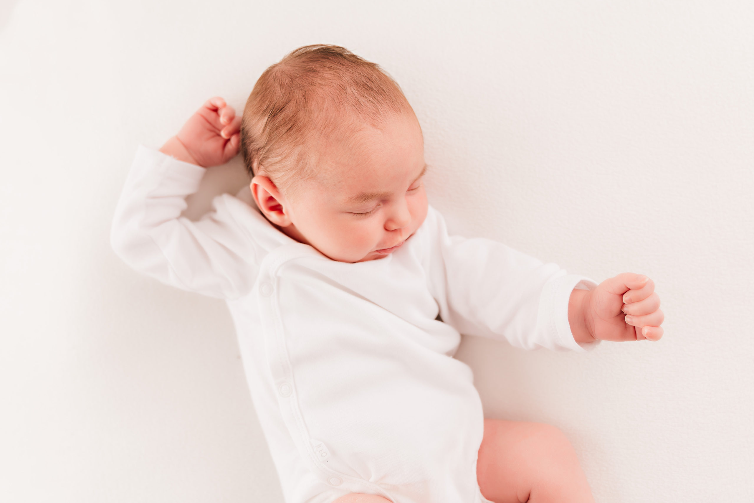 Fotoshooting mit neugeborenem Baby kurz nach der Geburt mit Familie im Studio mit Familienfotografin Julia Pitz, Babyfotograf in Rodgau, Frankfurt, Hanau und Aschaffenburg